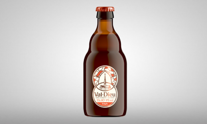 Val-Dieu Tripel flesje op grijze achtergrond